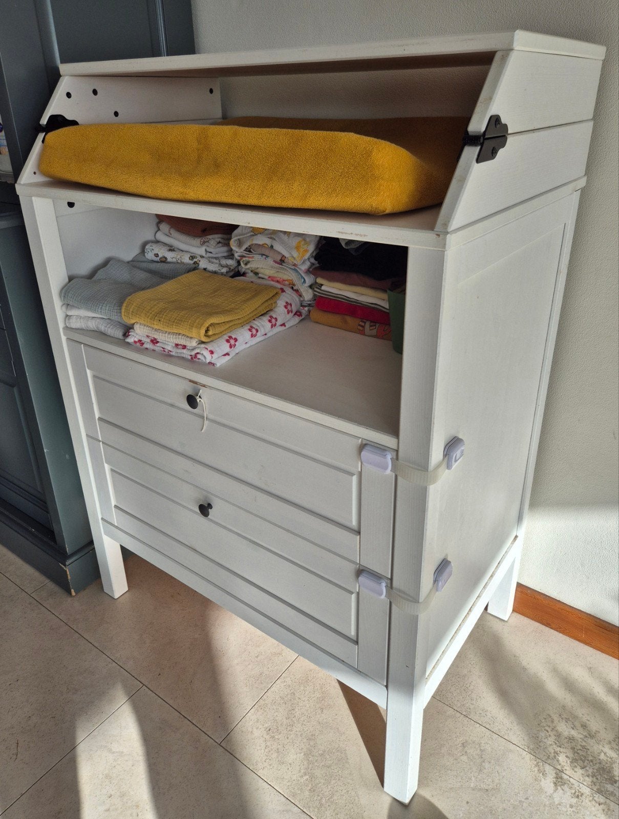 Commode wit, Enlèvement, Commode