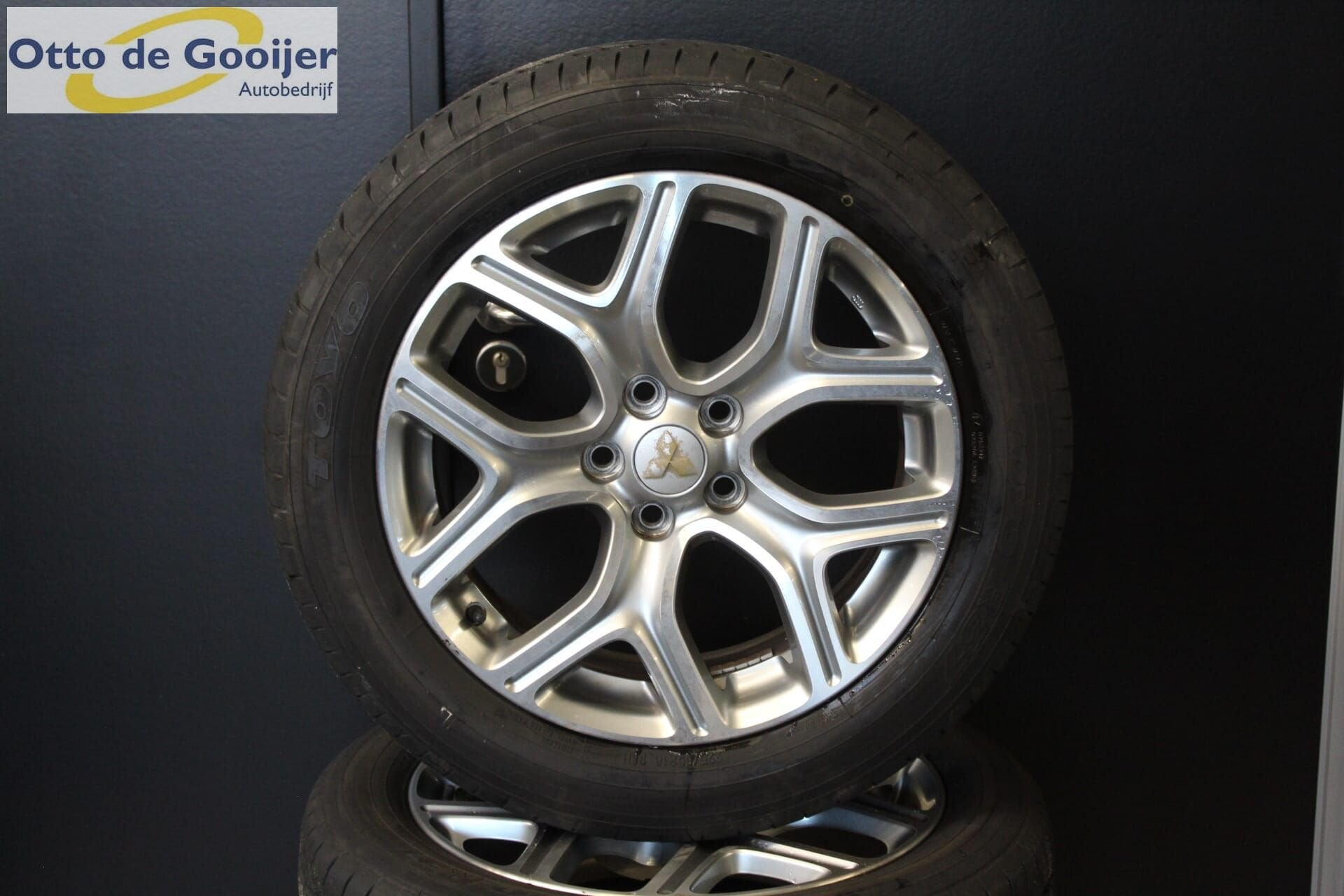 Originele Mitsubishi Outlander Velgen 18 Inch Zomerbanden 7M, Auto-onderdelen, Banden en Velgen, Banden en Velgen, Zomerbanden