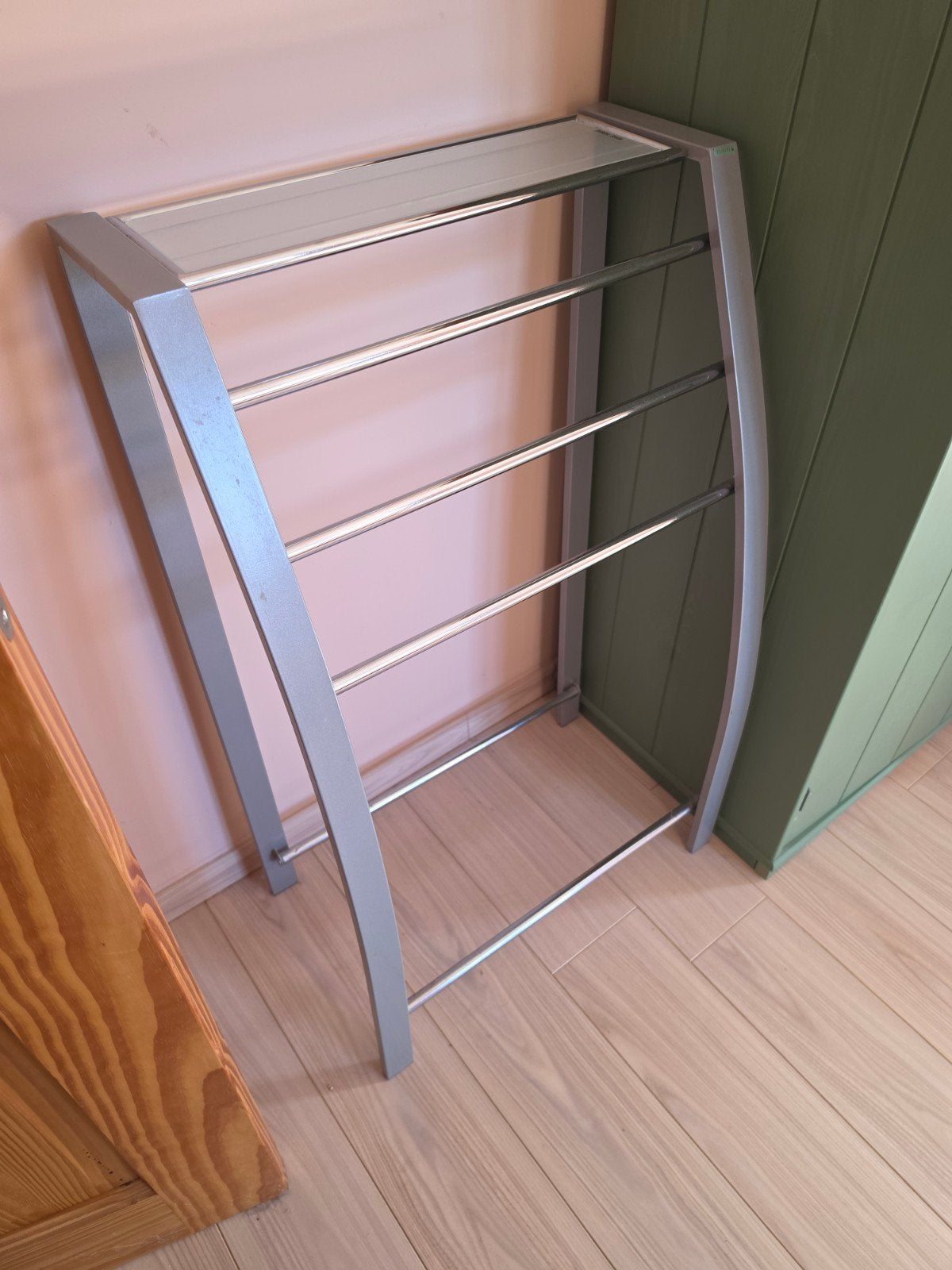 Porte-serviettes sur pied – métal gris & chromé – avec table, Maison & Meubles, Accessoires pour la Maison | Autre, Enlèvement
