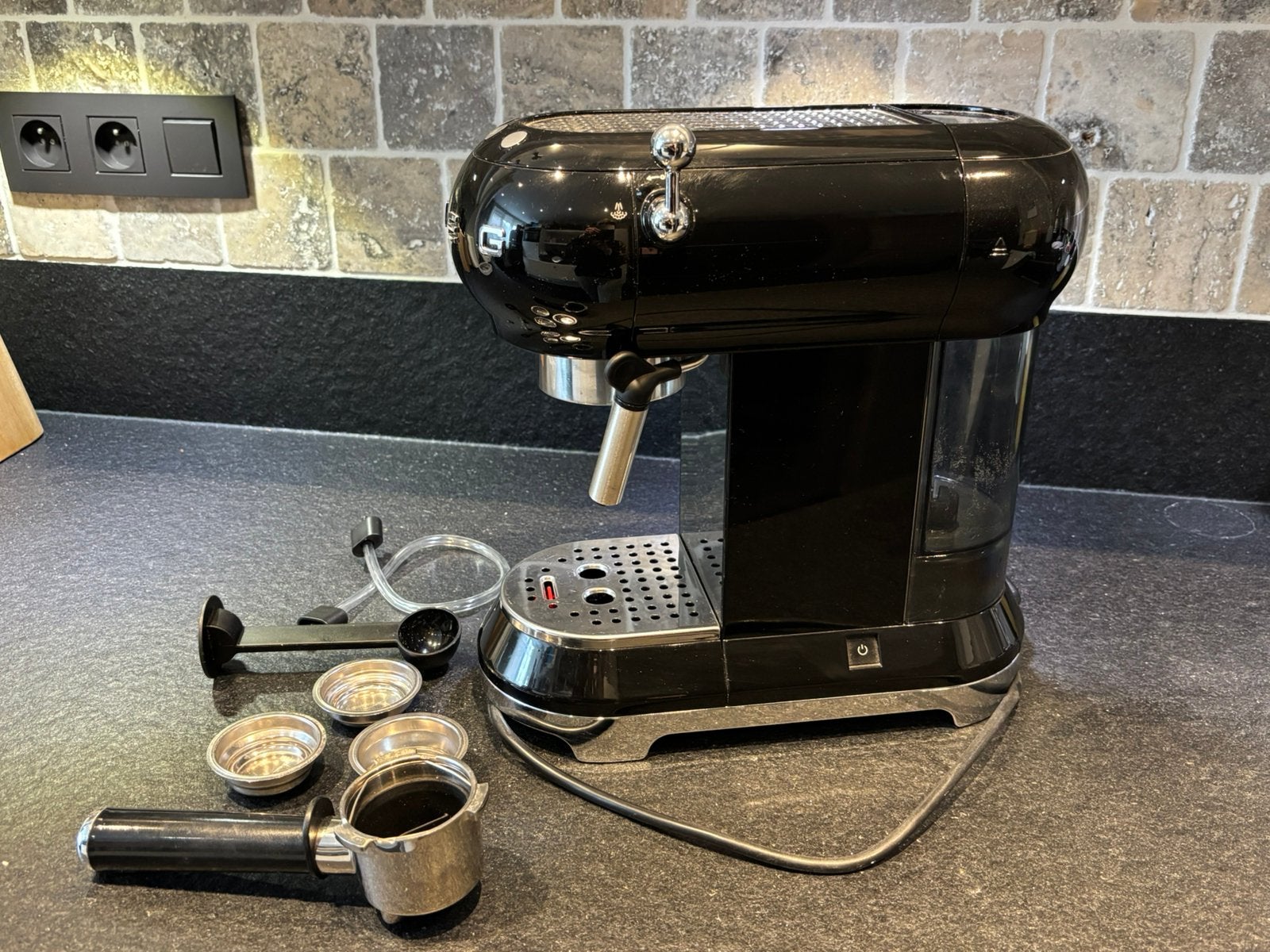 SMEG ECF01 Espressomachine Zwart – Zo goed als nieuw, Espresso apparaat, Gemalen koffie, Zo goed als nieuw, 1 kopje
