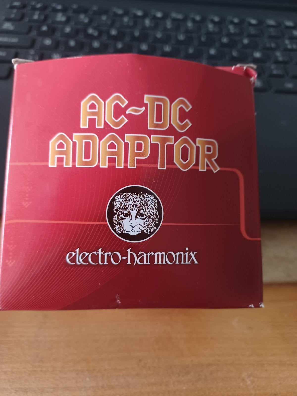 ELECHARMONix adapter eu9 6dc 200, Musique & Instruments, Effets, Envoi, Utilisé, Distortion, Overdrive ou Fuzz