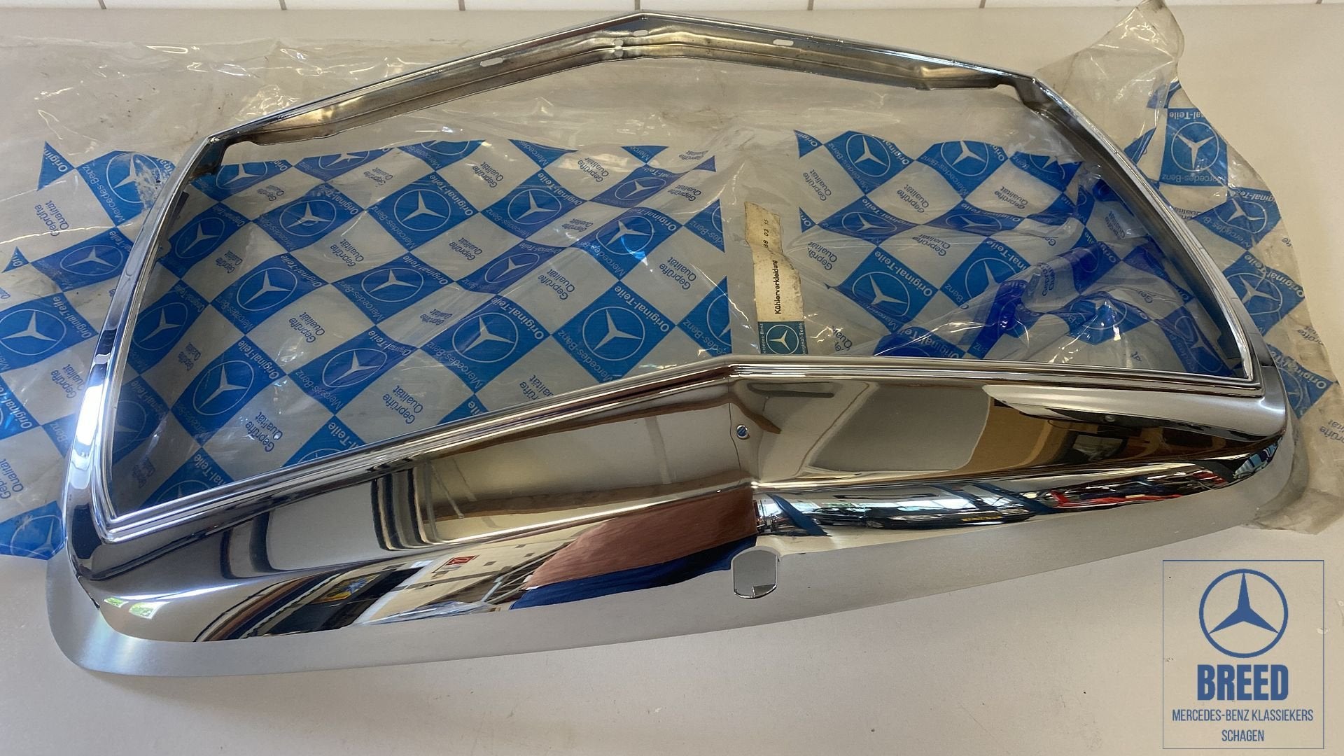 NOS grillebehuizing voor Mercedes-Benz W114 W115 /8 1e serie, Autos : Pièces & Accessoires, Neuf, -, -, Enlèvement ou Envoi