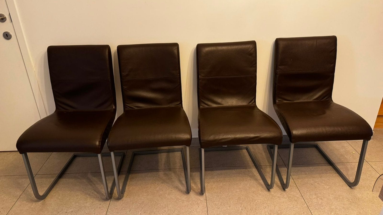 Gratis lederen stoelen, Huis en Inrichting, Tafels | Eettafels, Ophalen, Gebruikt, Vijf personen of meer