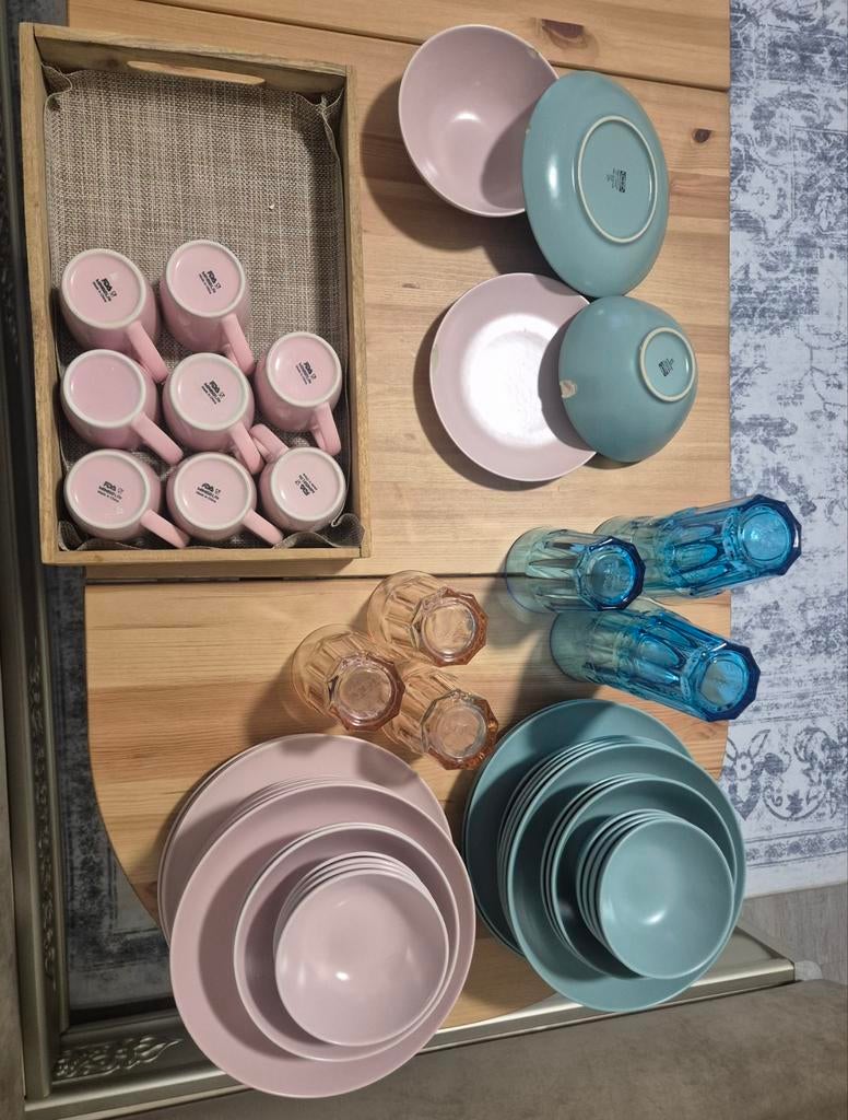 Vaisselles rose et bleu ikea (FÄRGKLAR) + verre (POKAL), Utilisé, Autres styles, Service complet