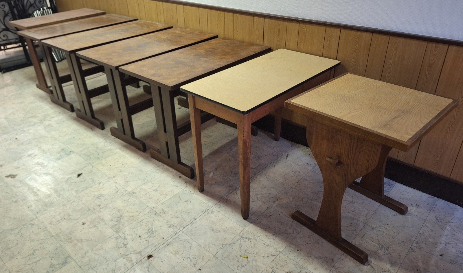 7 oude café tafels, Ophalen