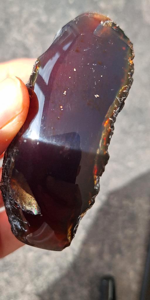 Halfgepolijst Indonesisch barnsteen 44gram paars/rood, Verzamelen, Mineralen en Fossielen, Fossiel, Ophalen of Verzenden