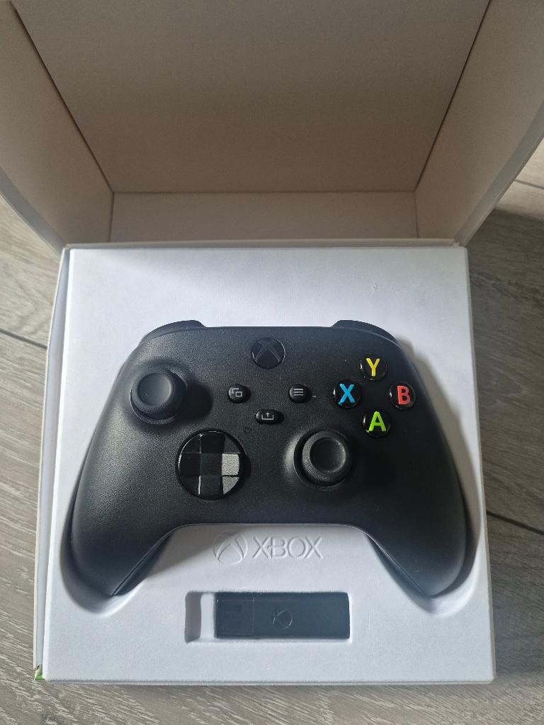 Xbox Draadloze Controller + HyperX Duo Charger, Xbox Series S, Ophalen of Verzenden, Zo goed als nieuw, Controller
