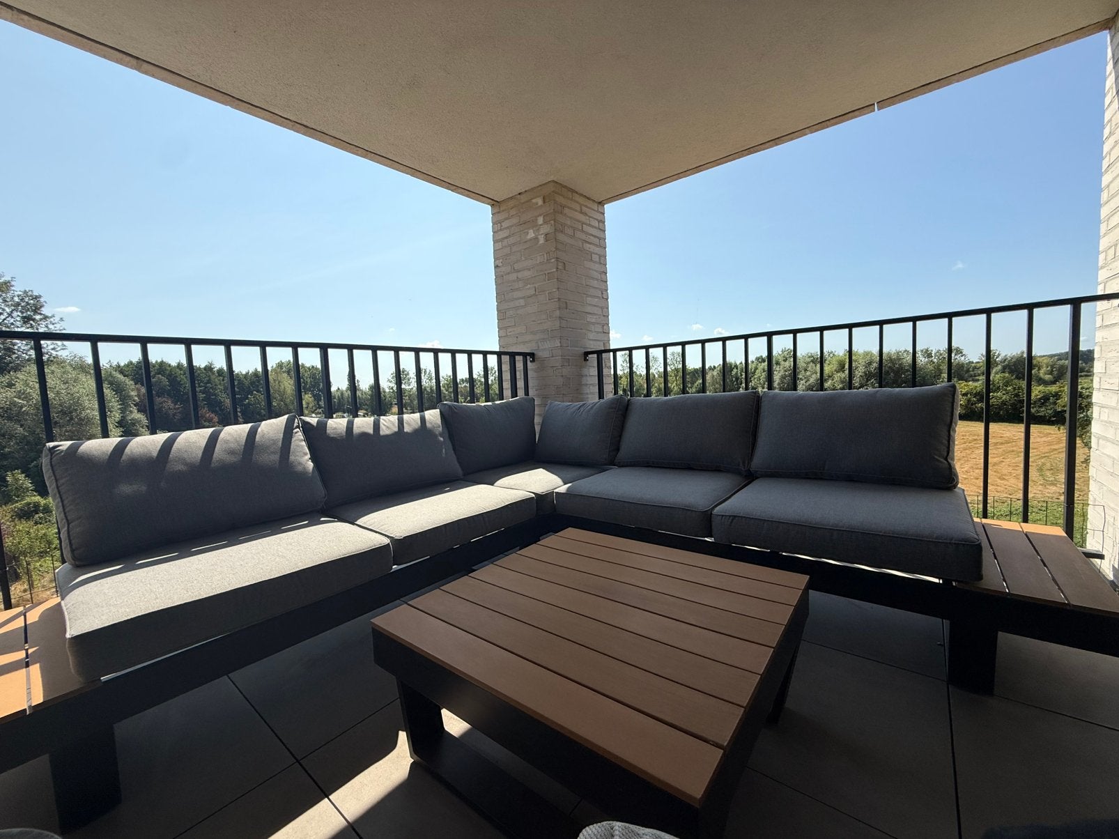 Grote hoek loungeset met kussens en salontafel, Tuin en Terras, Ophalen, Zo goed als nieuw
