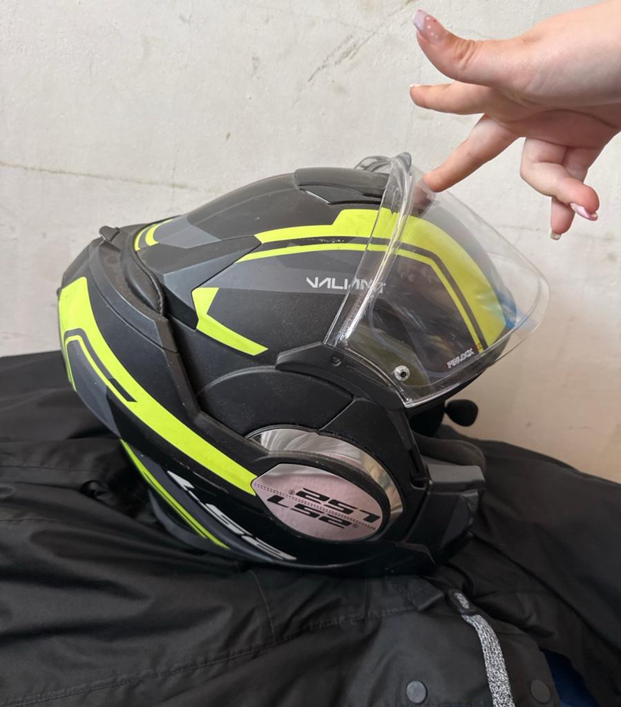 Boxer helm met intercom, Ophalen