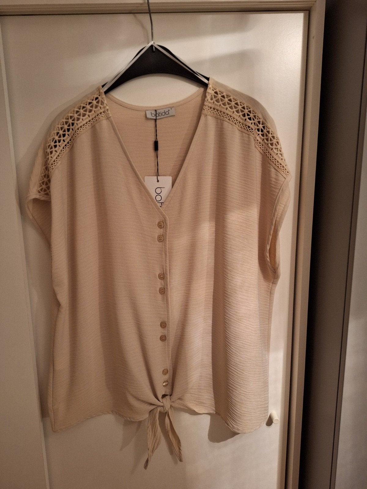 beige blouse met knopjes, Vêtements | Femmes, Neuf, Taille 46/48 (XL) ou plus grande, Enlèvement ou Envoi, Beige