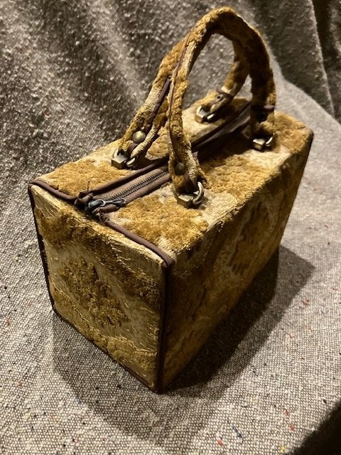 TROUSSE DE TOILETTE VINTAGE EN VELOURS DORÉ  70, Enlèvement ou Envoi, Doré
