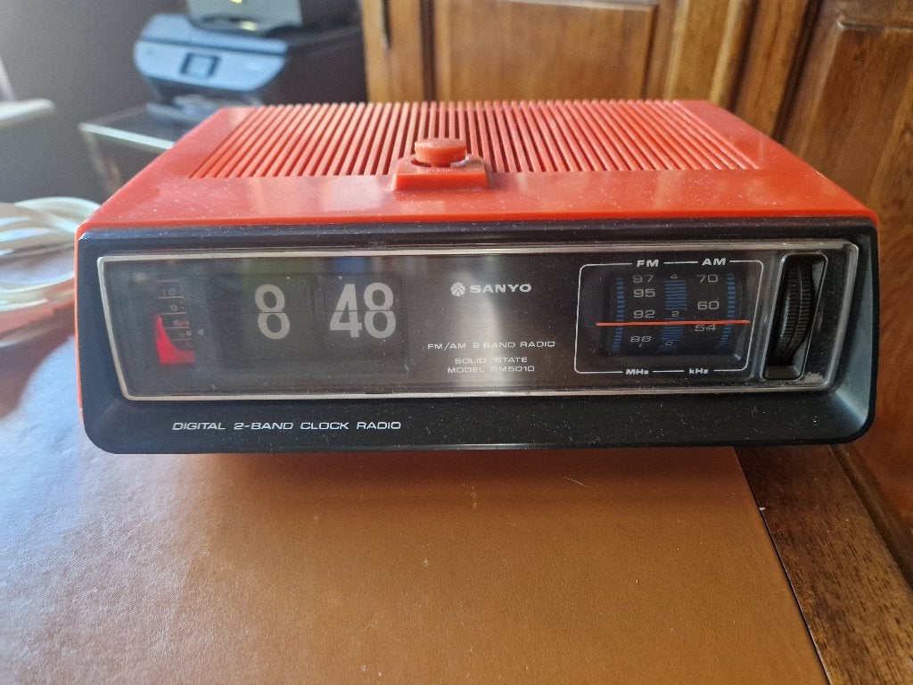 Sanyo RM5010 RM-5010 Flipklokradio AM/FM 1976, Antiek en Kunst, Ophalen of Verzenden