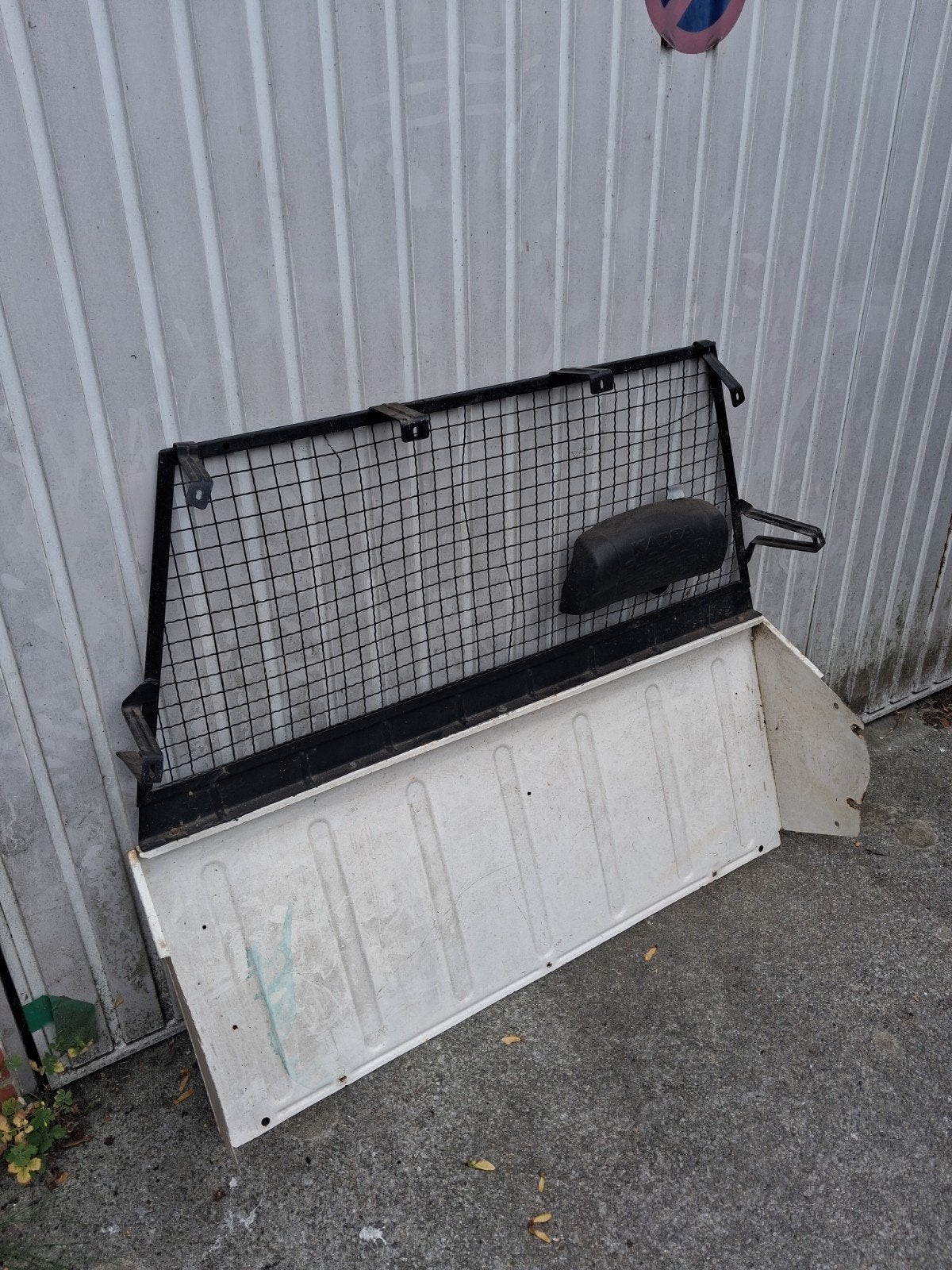 Citroën C15 - grille de séparation cabine., Citroën
