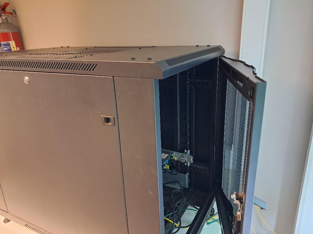 Serverkast zwart, Ophalen, Zo goed als nieuw, Geperforeerd, Geperforeerd