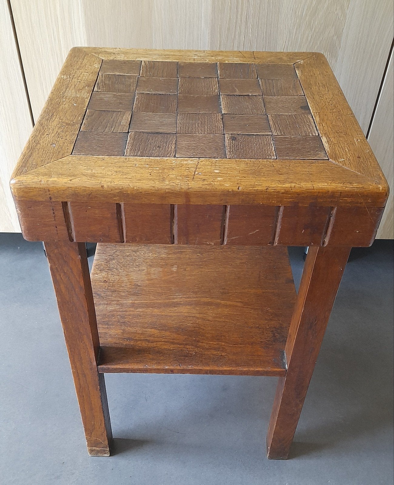 Petite table basse en chêne massif joliment ouvragée, Antiquités & Art, Enlèvement