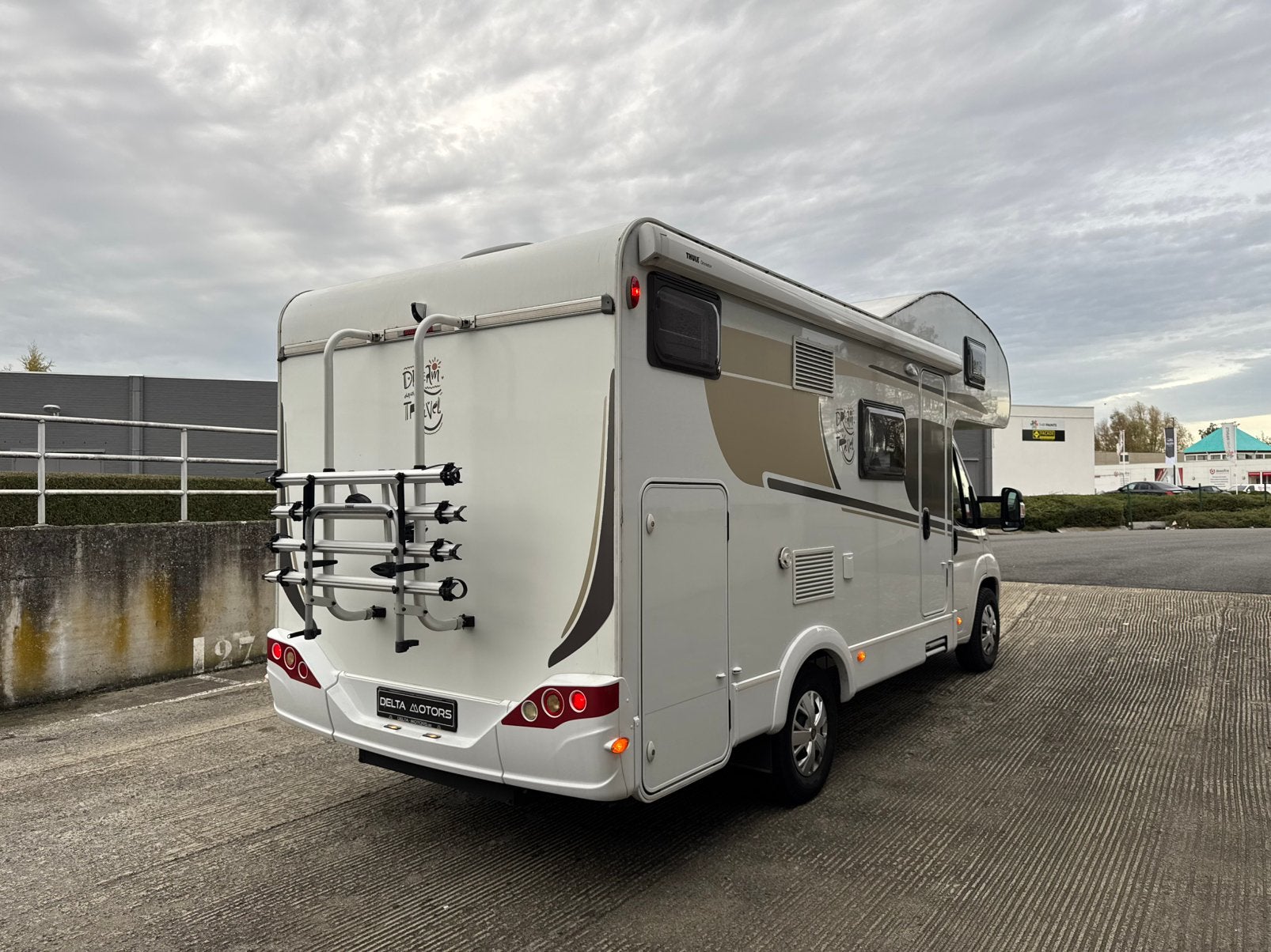 Jeune camping-car à louer - 5p - Permis de conduire B, Caravanes & Camping, Camping-cars, Entreprise, Douche, Alcôve, Hymer