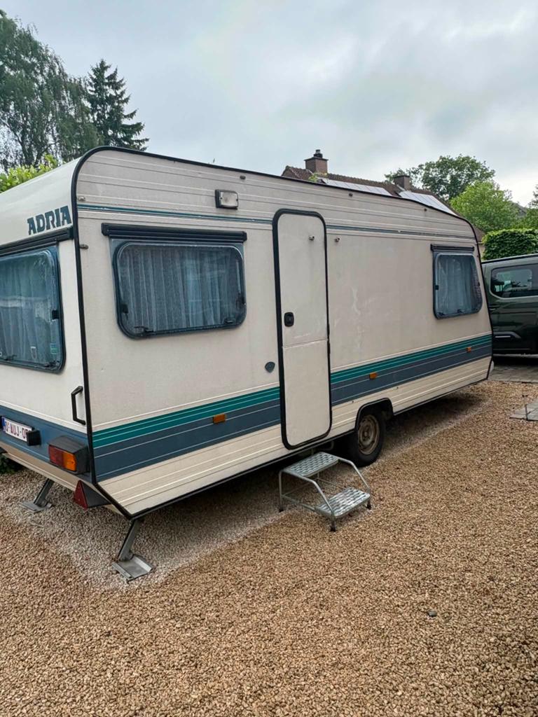 Caravane à vendre !, Caravanes & Camping, Caravanes, Particulier, jusqu'à 2, 750 - 1000 kg, Siège standard, Adria, Enlèvement