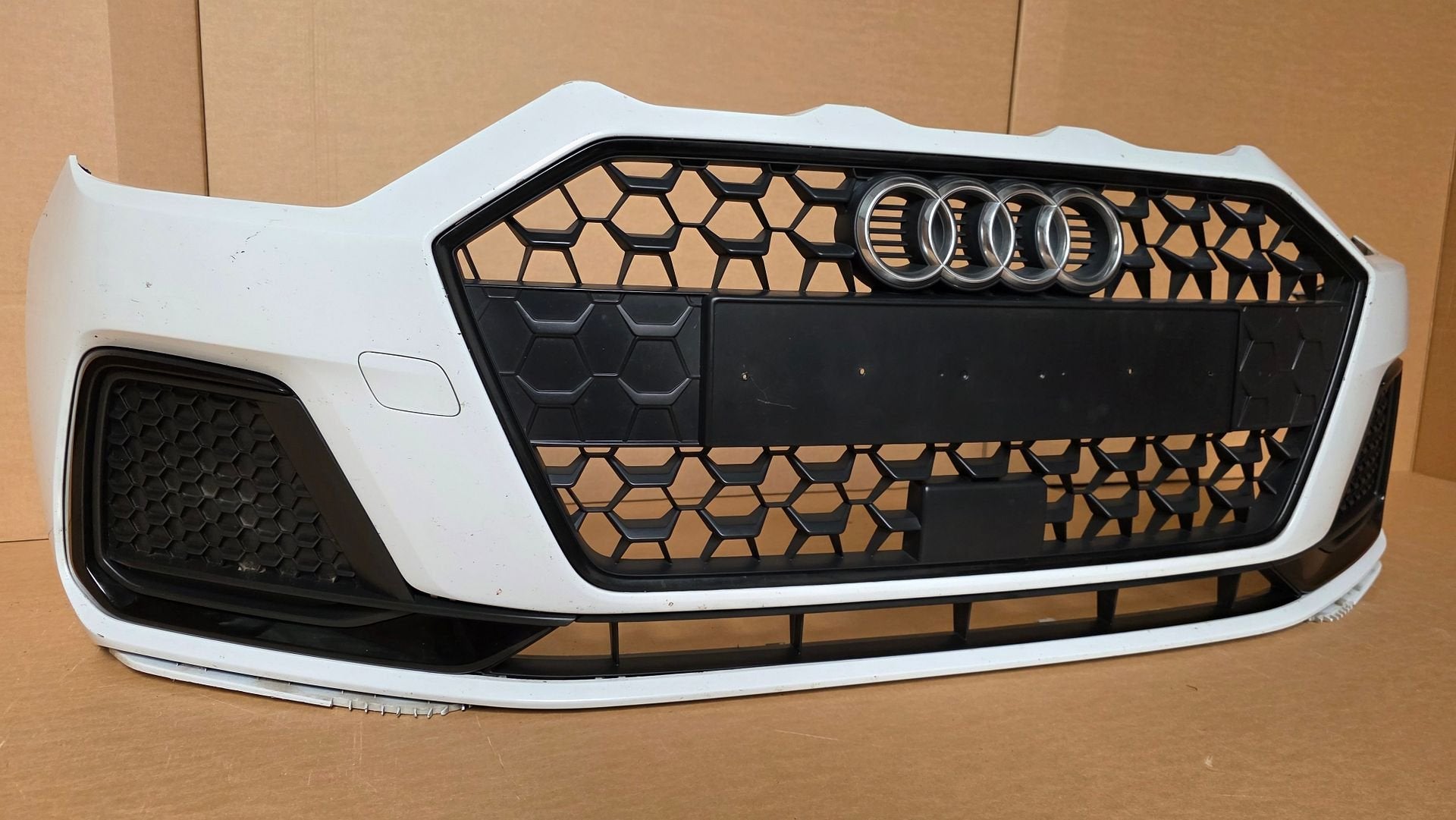 Voorbumper Audi A1 82A SPORT S9R Bumper 82A807437A, Gebruikt, -, Voor, Bumper