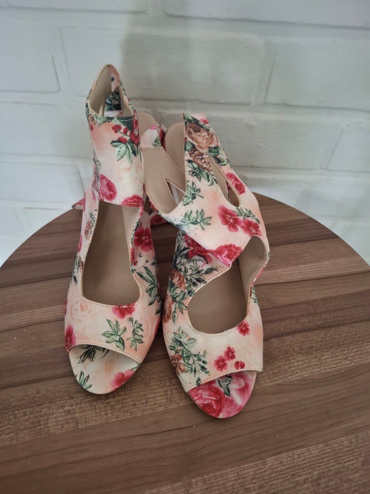 Jolis peeptoes à nouer avec un motif fleuri pointure 40, Enlèvement ou Envoi