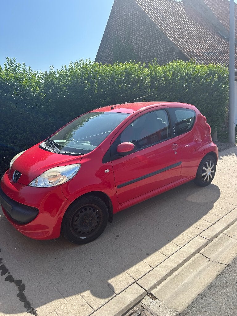 Rode Peugeot 107, Auto's, 4 zetels, Overige bekleding, Handgeschakeld, Grijs