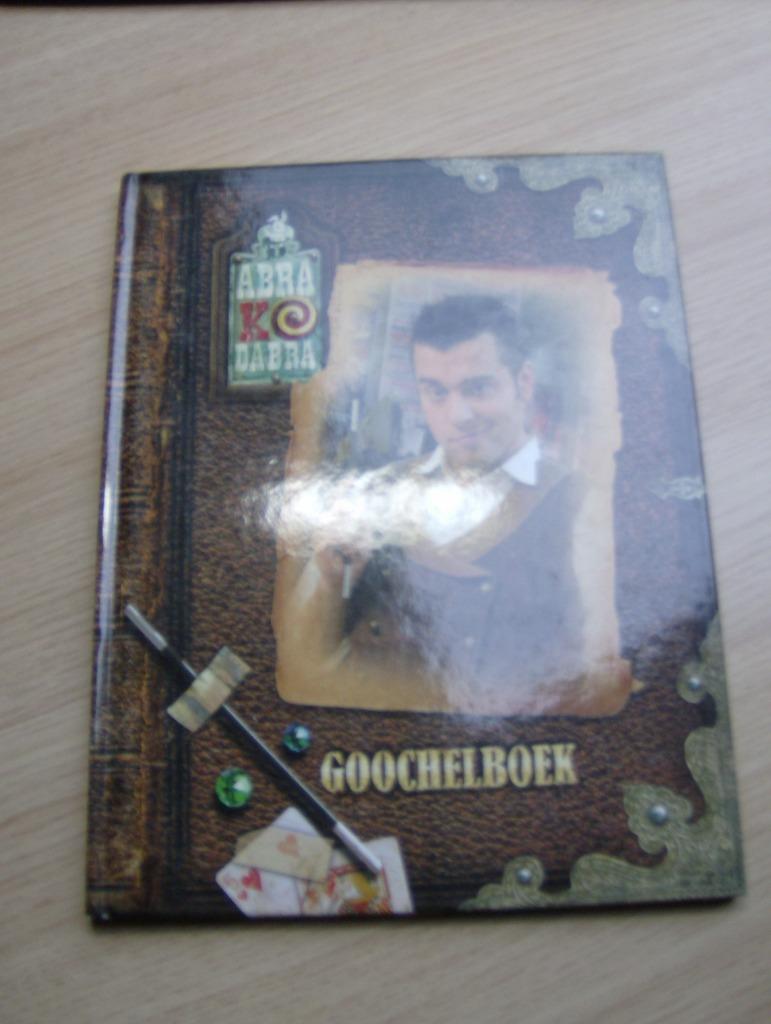 Boek goochelboek - studio 100 - als nieuw, Ophalen of Verzenden, Zo goed als nieuw, Jongen of Meisje