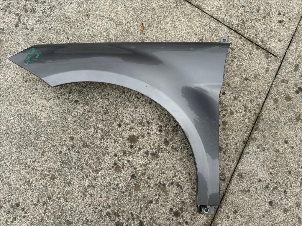 Mercedes B-Klasse linker voorspatbord, Ophalen, Gebruikt, Voor, Mercedes-Benz