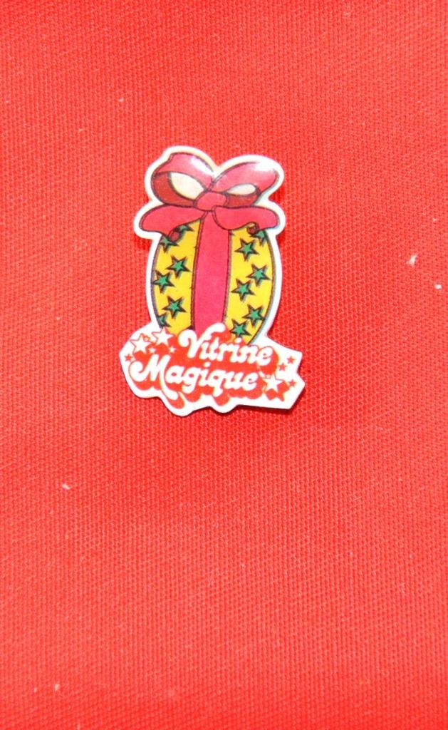 pins publicitaire vitrine magique (x2020), Enlèvement ou Envoi, Comme neuf, Marque, Insigne ou Pin's