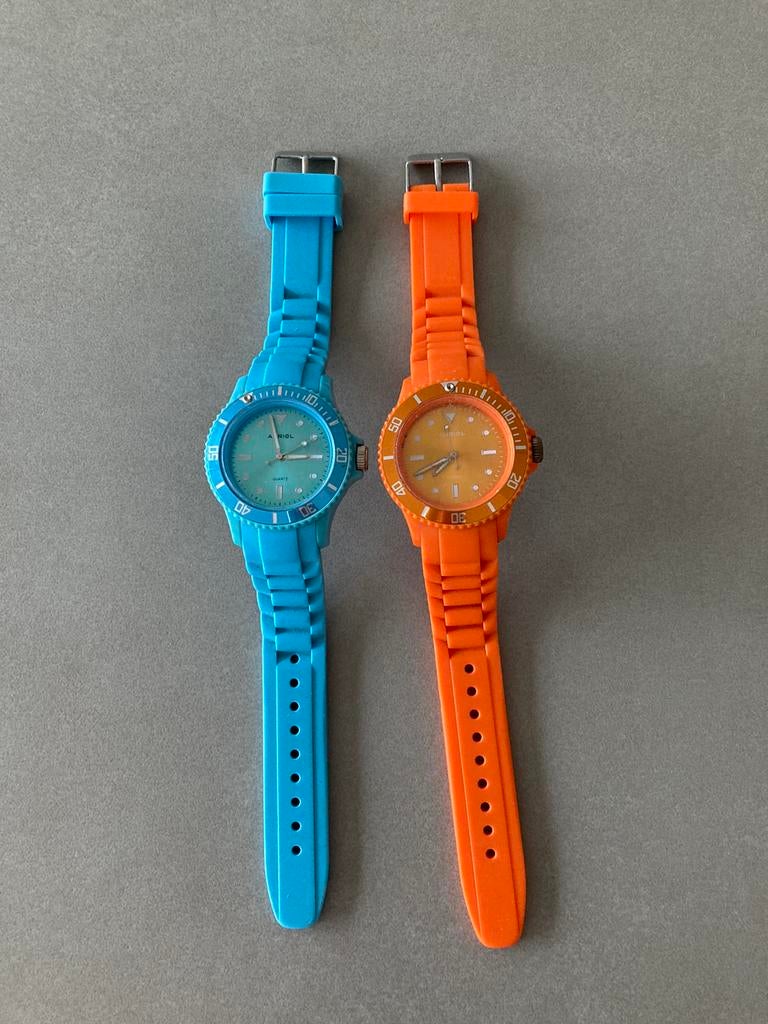 2 horloges, Handtassen en Accessoires, Horloges | Dames, Overige merken, Kunststof, Gebruikt, Polshorloge