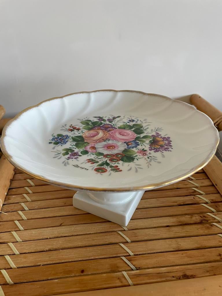 Limoges schaal met bloemen, op voet. Gesigneerd, Enlèvement ou Envoi