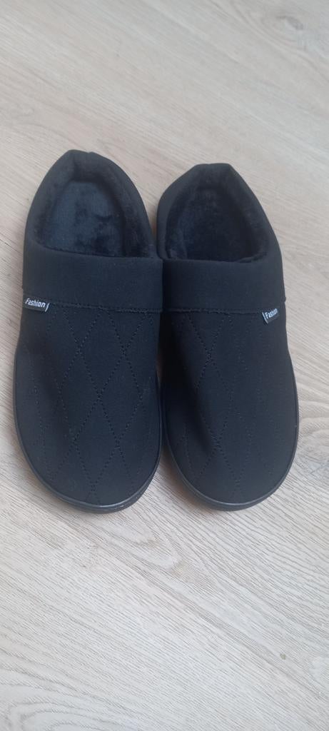 Nieuwe zwarte pantoffels Mt 40-41, Vêtements | Hommes, Chaussures, Neuf, Enlèvement ou Envoi, Pantoufles, Fashion