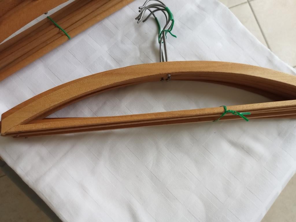 Houten kleerhangerS, Ophalen