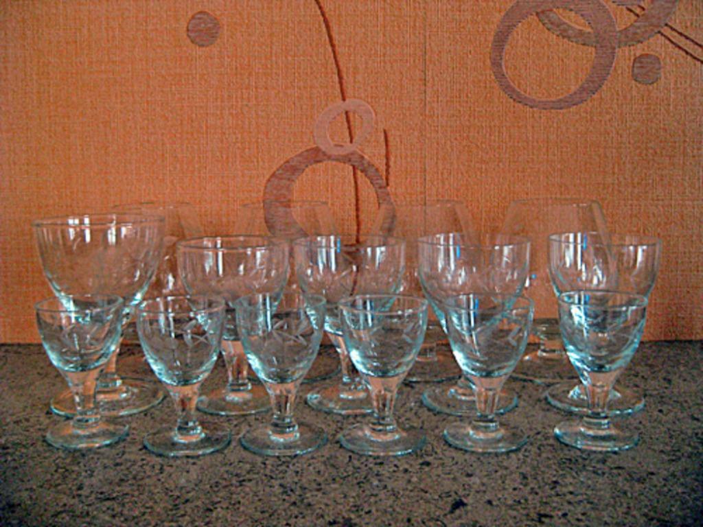 Set van 15 glazen met geslepen motief, Antiek en Kunst, Ophalen of Verzenden