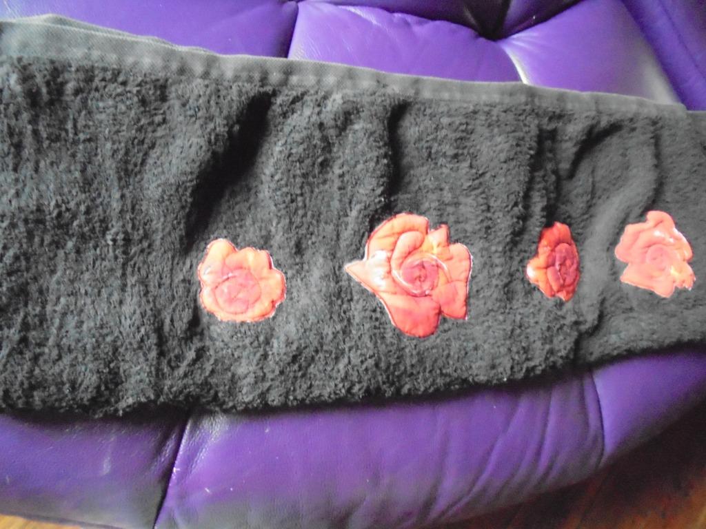 Grote zwarte handdoek met 4 rozen van parfum Victorio and Lu, Huis en Inrichting, Ophalen of Verzenden, Zo goed als nieuw, Zwart