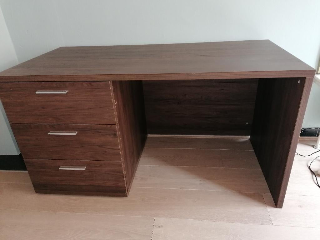 Donkerbruine bureau 136x66x72cm, Ophalen, Gebruikt