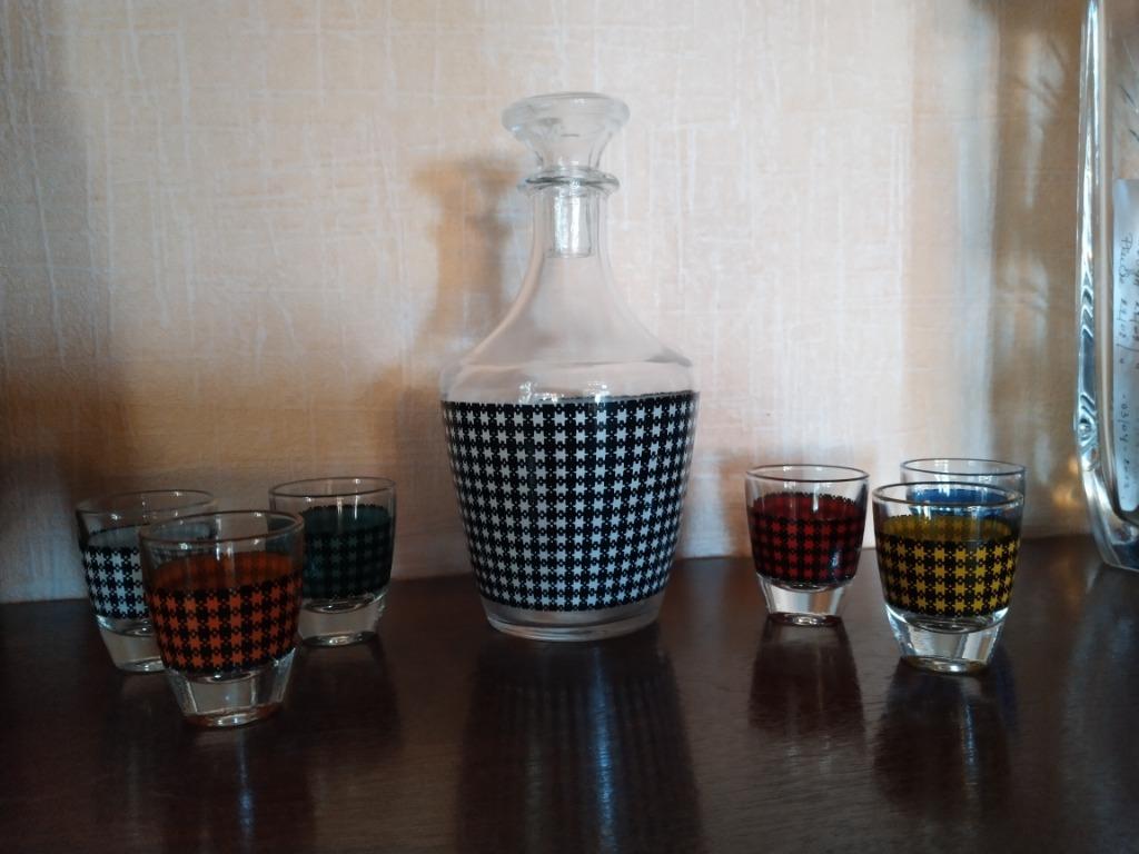 Carafe rétro + 6 verres à liqueur, an. 1960 (motif carreaux), Enlèvement