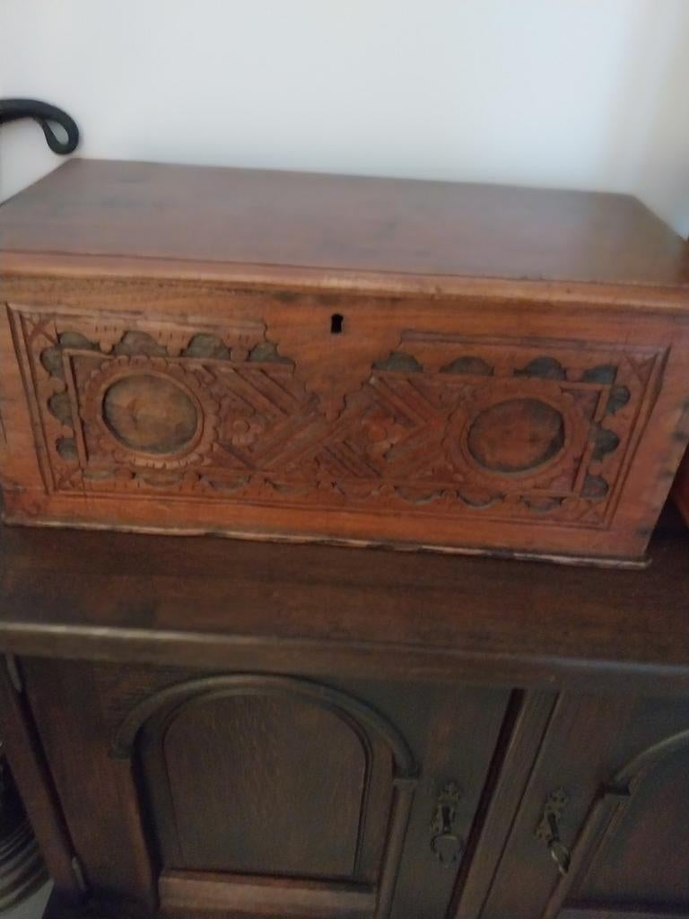 Mooie gesculpteerde houten koffer.50x28x24, Ophalen