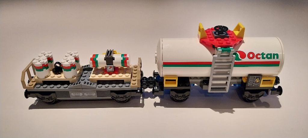 Lego trein: octan tankwagon + wagon met 2 octan palletten, Ophalen of Verzenden, Zo goed als nieuw, Complete set, Lego