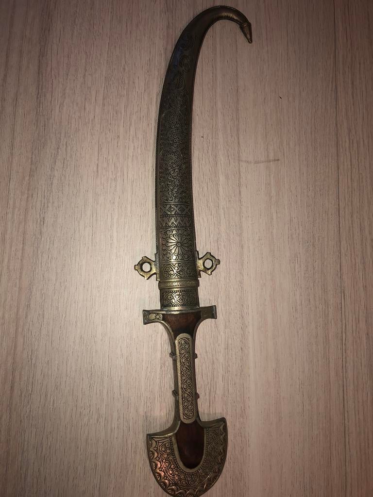 Vintage gebogen dolk met gegraveerde messing schede, Ophalen of Verzenden, Zo goed als nieuw