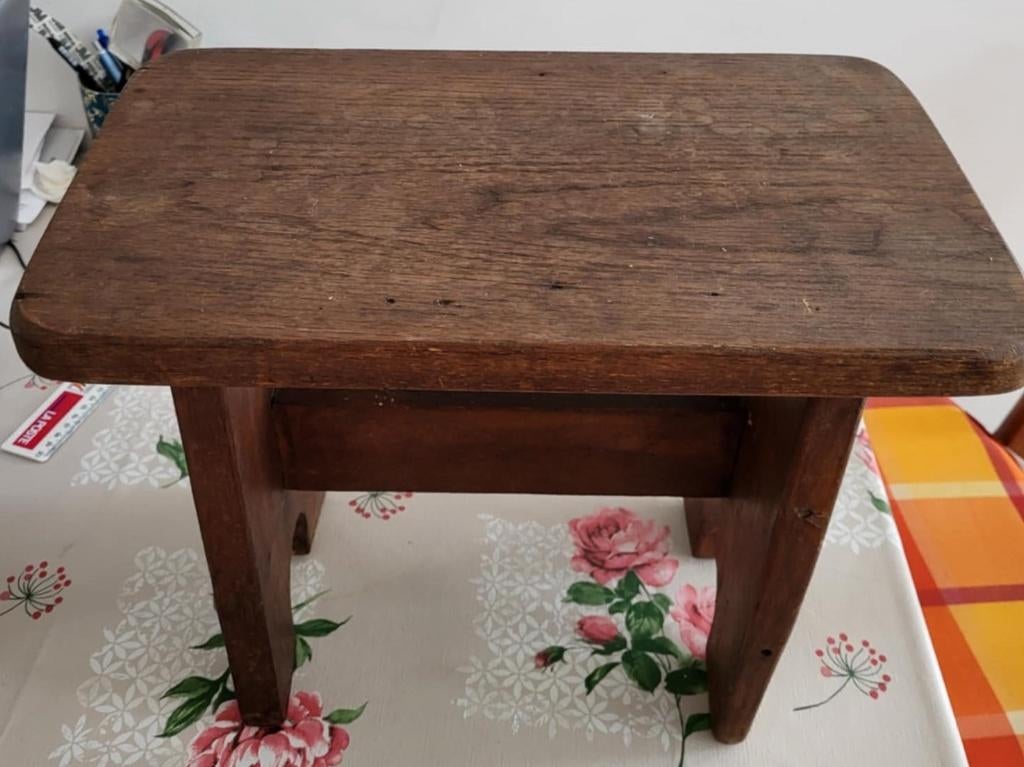 Anciens Petits Tabourets Vintage en bois dur(lire l'annonce), 2 krukken, Ophalen, Zo goed als nieuw, Hout