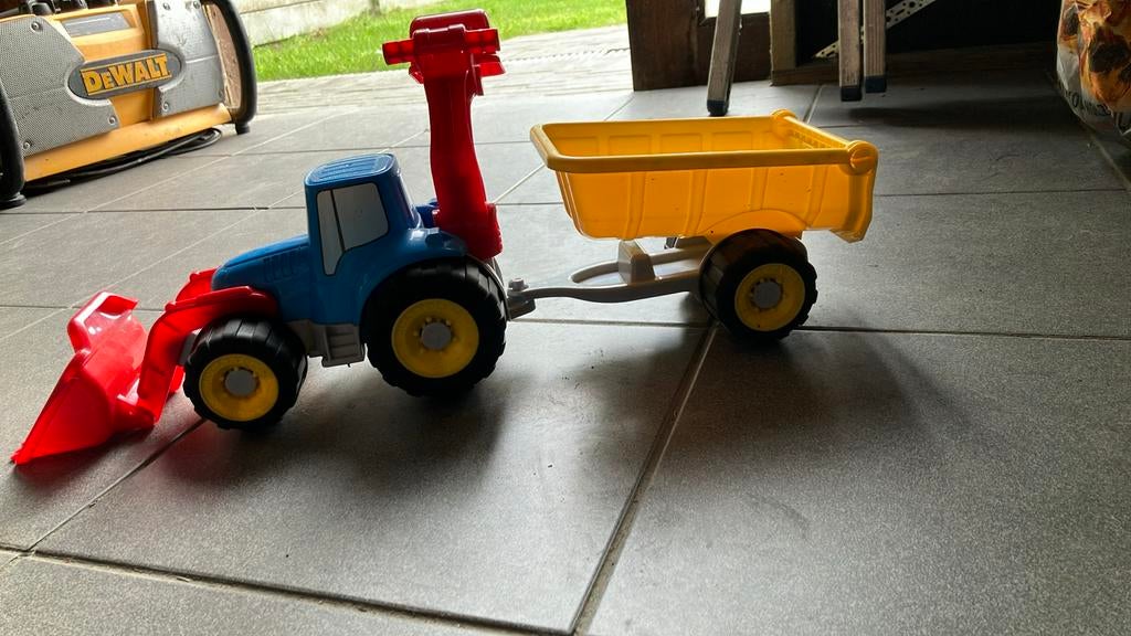Speelgoed traktor met kar 50cm lang, 15cm hoog, Ophalen, Gebruikt