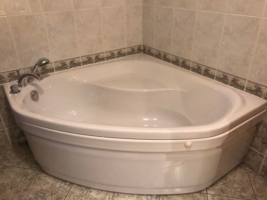 Baignoire d'angle avec cheminée et robinet., Enlèvement, Utilisé