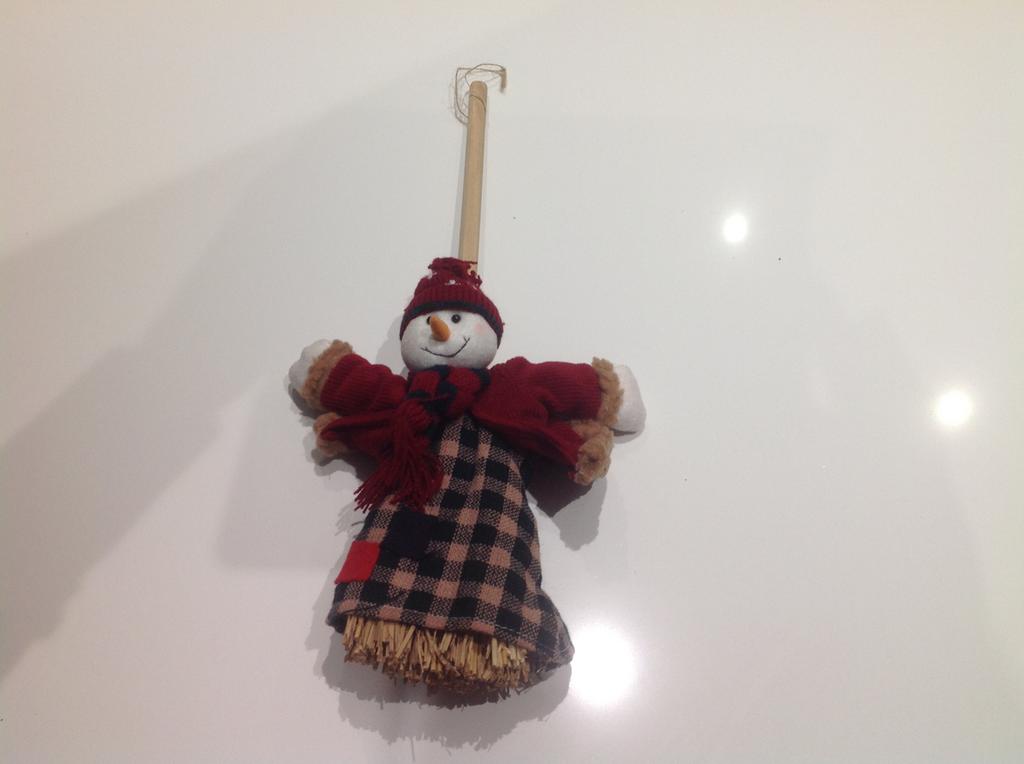 Kerstfiguur op bezem ophangbaar, Ophalen of Verzenden, Zo goed als nieuw