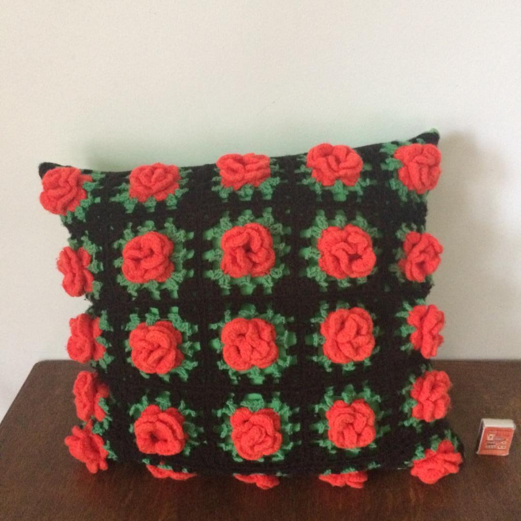 Coussin crocheté roses, roses, rouge vif, vert vif, rouge, v, Enlèvement ou Envoi, Comme neuf, Carré