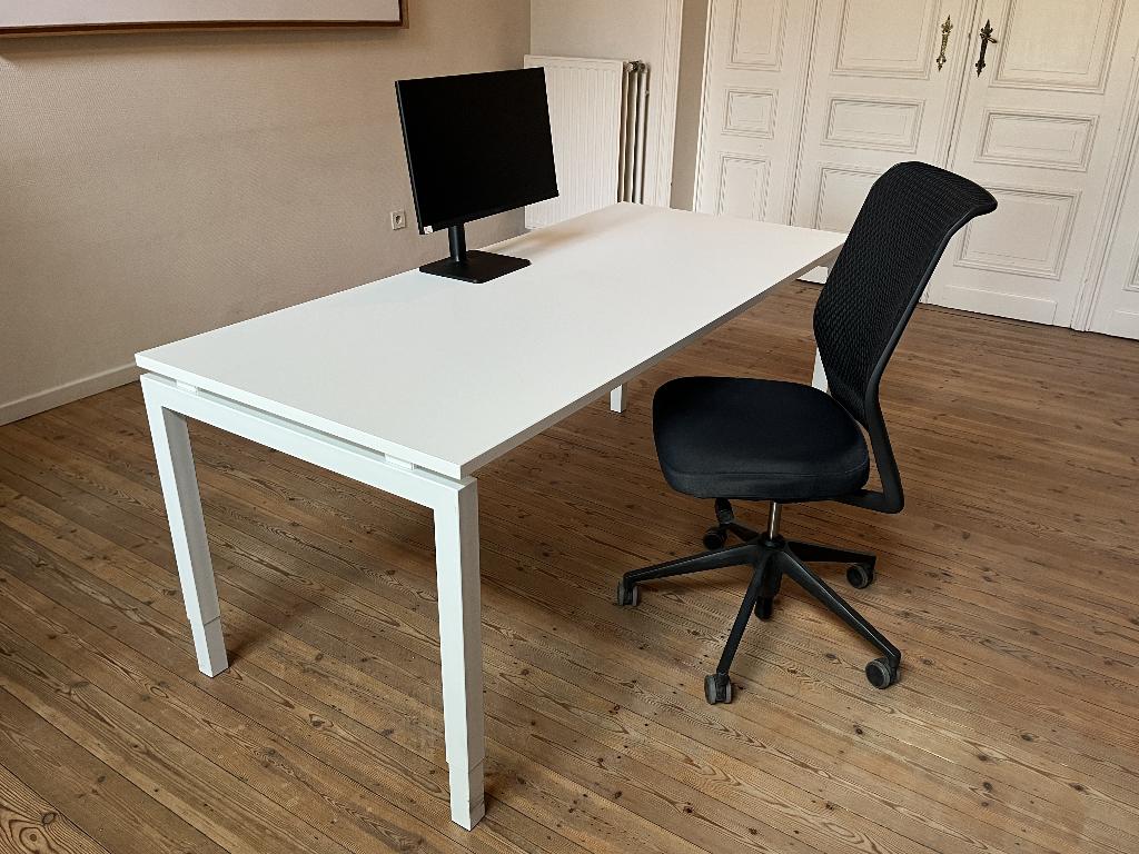 Bureau, Huis en Inrichting, Bureaus, Ophalen, In hoogte verstelbaar, Zo goed als nieuw