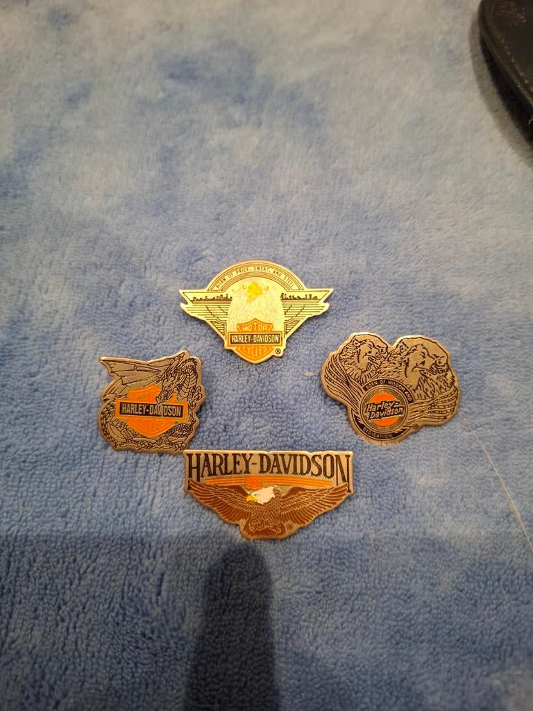 4 Harley-Davidson-pinnen, Verzamelen, Ophalen of Verzenden, Zo goed als nieuw, Transport, Speldje of Pin