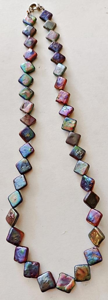 Collier NEUF perles carrées nacre noir irisé losanges 42 cm, Handtassen en Accessoires, Kettingen, Nieuw, Steen of Mineraal, Zwart