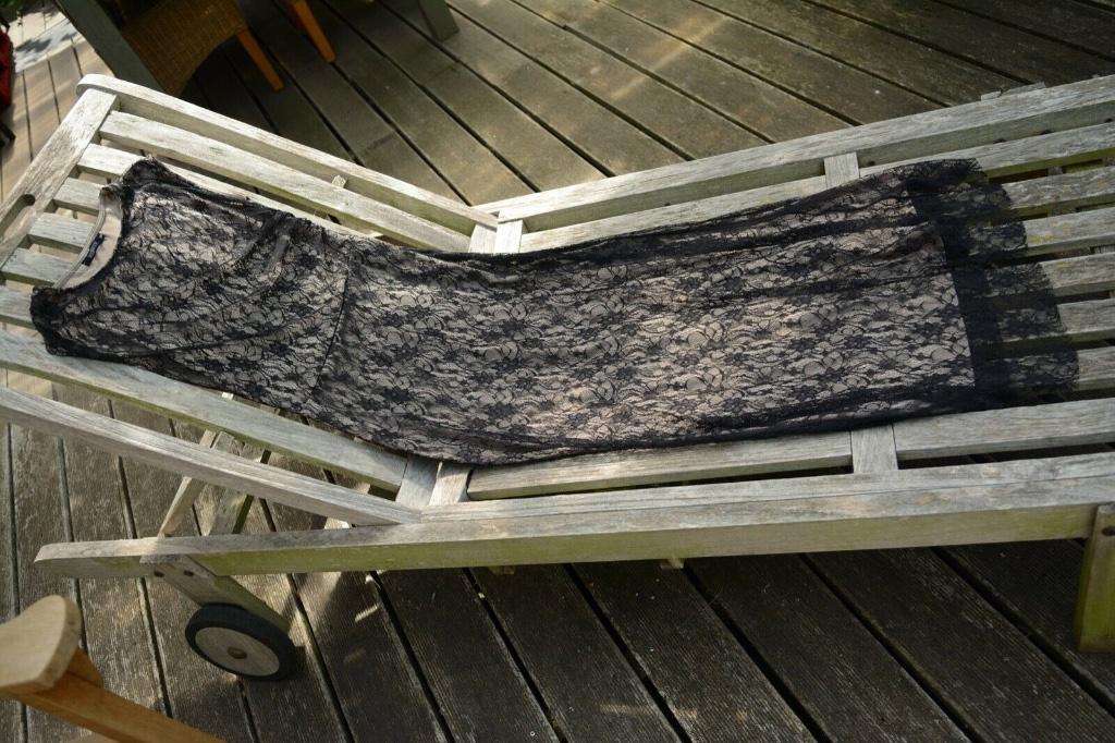 Lange zwarte kanten jurk gevoerd in huidskleur Votre Mode 38, Maat 38/40 (M), Verzenden, Votre Mode, Zwart