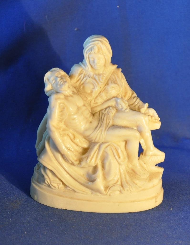 statue la pieta en resine signée I.Toni, Antiquités & Art, Antiquités | Objets religieux, Enlèvement ou Envoi