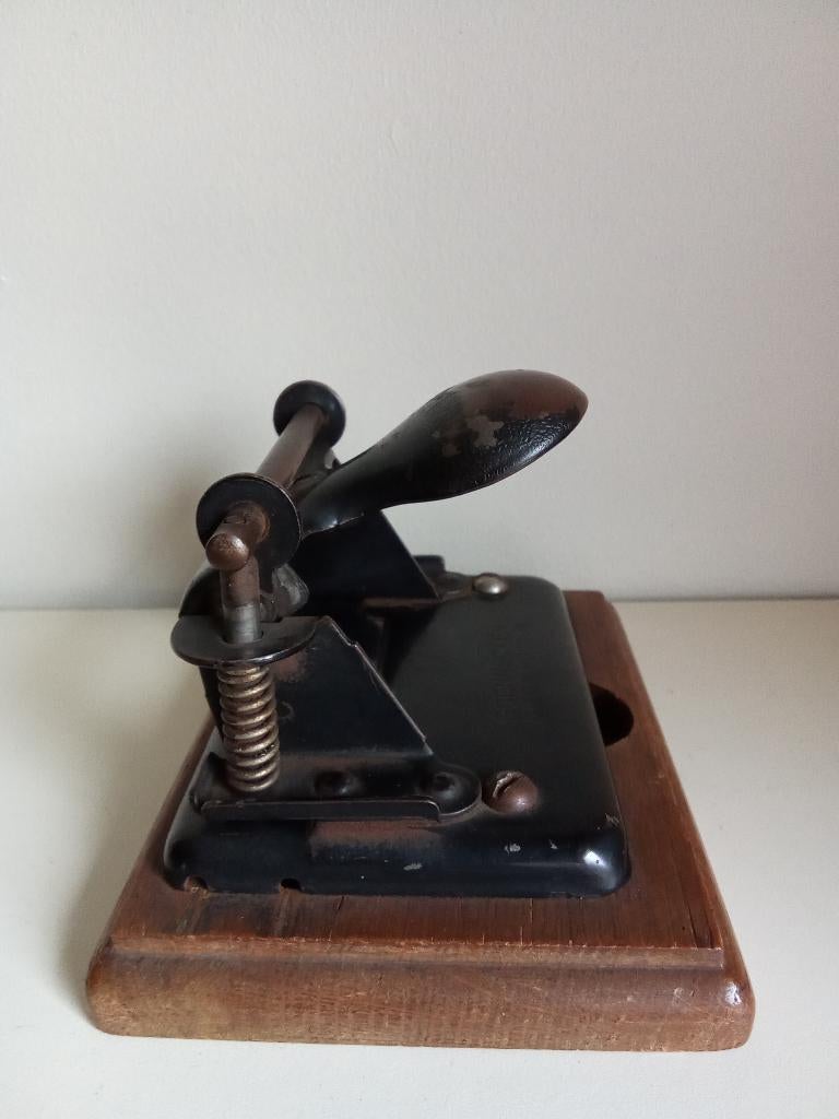 OUDE PERFORATOR, Ophalen of Verzenden