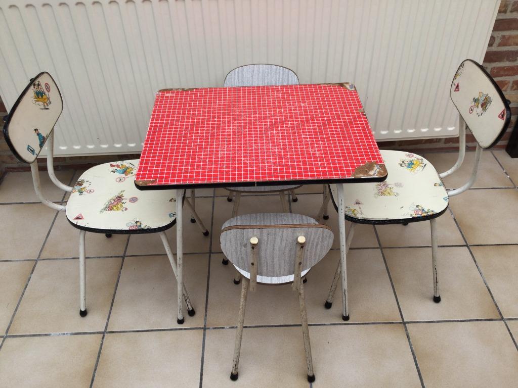 Vintage kindertafeltje met vier stoeltjes, Kinderen en Baby's, Kinderkamer | Tafels en Stoelen, Stoel(en), Ophalen of Verzenden
